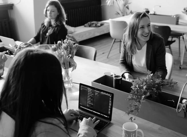 Desktop image, womens at the table